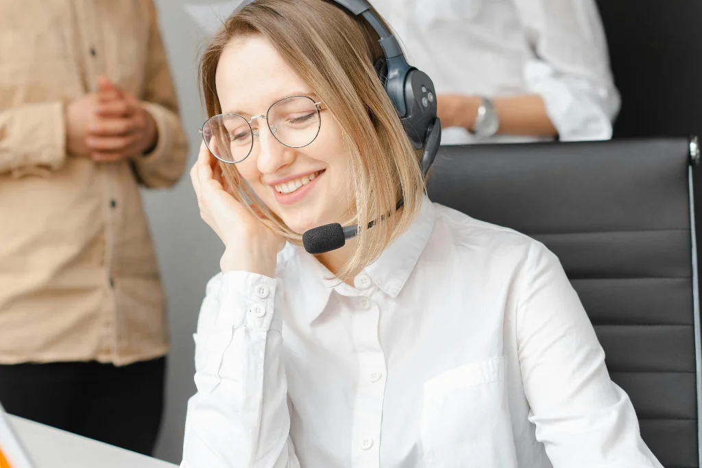 Female insurance documentation advisor